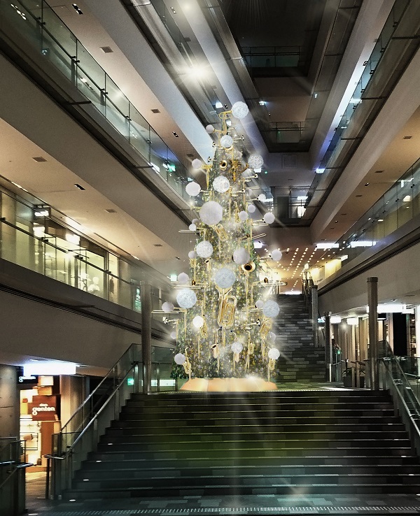 100本のリユース管楽器で装飾された“サステナブルクリスマスツリー