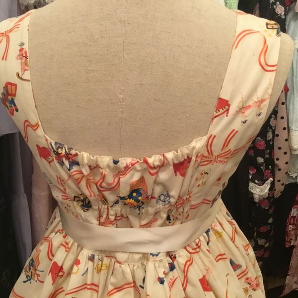 恐らく2006 年に発売された、加藤さんがデザイナー時代のMetamorphose themps de filleのジャンパースカート。バックにシャーリング加工が施されている。デザインと共にバラエティにとんだオリジナル柄が特徴的（筆者所有）