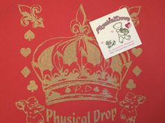 Physical Dropの王冠プリントサコッシュ（筆者所有）。Physical Dropのアイテムは俵屋KATOのオンライン、自由が丘の店舗、並びにロリータ系セレクトショップATELIER PIERROTなどで取り扱いがある