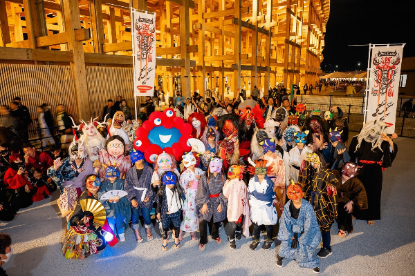 大屋根リングを背に記念撮影!(2025年5月3日 撮影:稲田大樹)