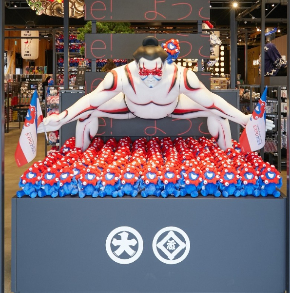 隈取メイクをしたすもうレスラー