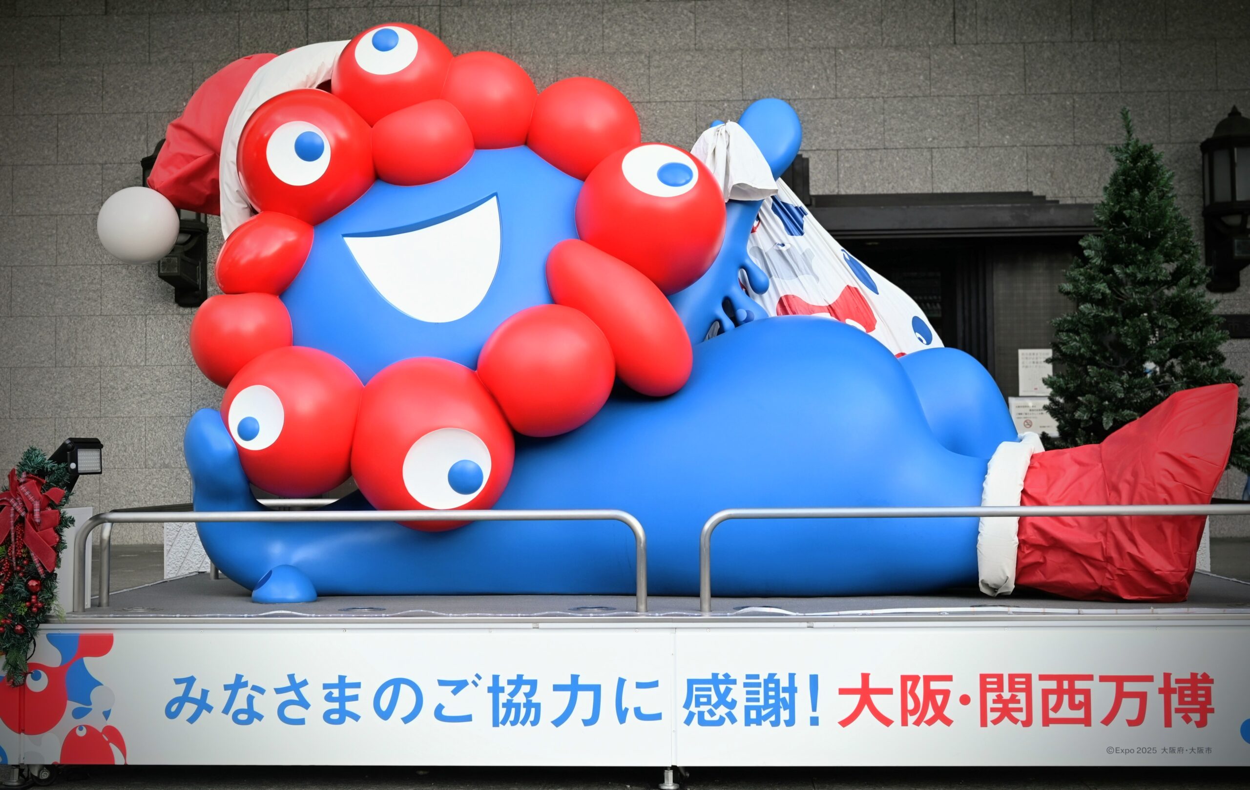 大阪市役所前の「ミャクミャク」像。クリスマス前に撮ったので、まだサンタクロース仕様です。12月27日に大阪・南港（なんこう）のＡＴＣへ移設され、来年3月末まで展示されています＝2025年12月19日、大阪市北区中之島