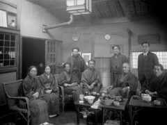 「志賀直哉邸　サンルームにて」昭和8年　撮影・提供：飛鳥園