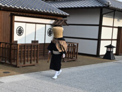 ドラマで重要な役割を持つ虚無僧もさりげなく歩いている